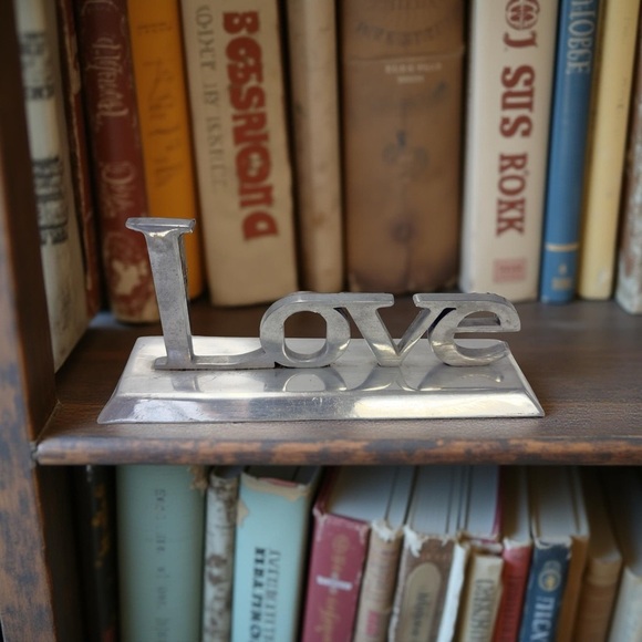 Vintage Home Decor Faith and Love Silver-tone Aluminum Plaques - Picture 3 of 7